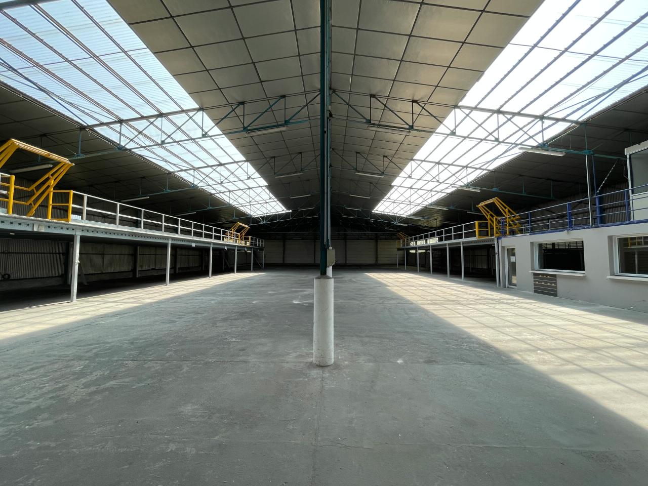 Local d'activité Saint-Pierre-des-Corps 2000m² Vente local d'activité Saint-Pierre-des-Corps Indre-et-Loire OVACT2427651 0